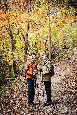 포토 JPG 주간 전신 나무 노년 남자 아들 여행 단풍 가족 산 서기 미소 성인 야외 두명 옆모습 30대 등산 한국인 가을 아빠 60대 등산복 숲길 산행 안동 부자지간 성인남자만 청량산 국내포토 자연요소 식물 옷 계절 길 뷰포인트 잎 관계 모션 표정 사람 동양인 장년 트래킹 경상북도 남자만 성인만 파일형식