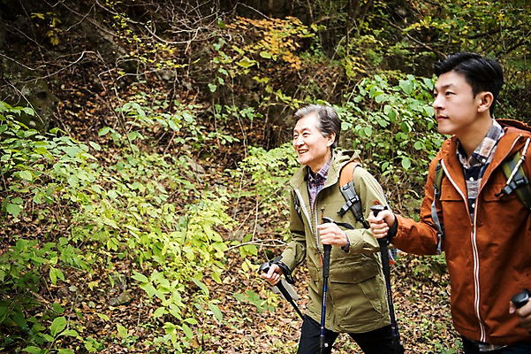 포토 JPG 주간 나무 응시 노년 남자 아들 여행 단풍 가족 산 미소 상반신 성인 야외 두명 옆모습 30대 걷기 등산 한국인 가을 아빠 60대 등산복 산행 안동 부자지간 성인남자만 청량산 국내포토 자연요소 식물 시선 옷 계절 뷰포인트 잎 관계 모션 표정 사람 동양인 장년 트래킹 경상북도 남자만 성인만 파일형식