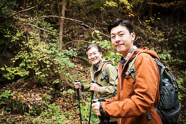 포토 JPG 주간 나무 노년 남자 아들 여행 단풍 가족 산 미소 상반신 성인 야외 두명 옆모습 30대 걷기 등산 한국인 가을 아빠 60대 등산복 산행 안동 부자지간 성인남자만 청량산 국내포토 자연요소 식물 옷 계절 뷰포인트 잎 관계 모션 표정 사람 동양인 장년 트래킹 경상북도 남자만 성인만 파일형식