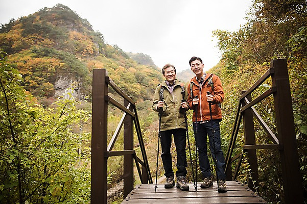 포토 JPG 주간 전신 나무 노년 남자 아들 여행 단풍 가족 산 서기 미소 성인 야외 두명 앞모습 30대 등산 한국인 가을 아빠 60대 등산복 산행 안동 부자지간 성인남자만 청량산 국내포토 자연요소 식물 옷 계절 뷰포인트 잎 관계 모션 표정 사람 동양인 장년 트래킹 경상북도 남자만 성인만 파일형식