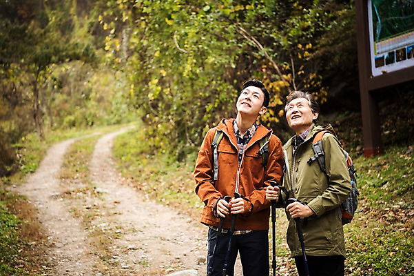 포토 JPG 주간 나무 응시 노년 남자 아들 여행 단풍 가족 산 서기 미소 상반신 성인 야외 두명 앞모습 30대 등산 한국인 올려보기 가을 아빠 60대 등산복 산행 안동 부자지간 성인남자만 청량산 국내포토 자연요소 식물 시선 옷 계절 뷰포인트 잎 관계 모션 표정 사람 동양인 장년 트래킹 경상북도 남자만 성인만 파일형식