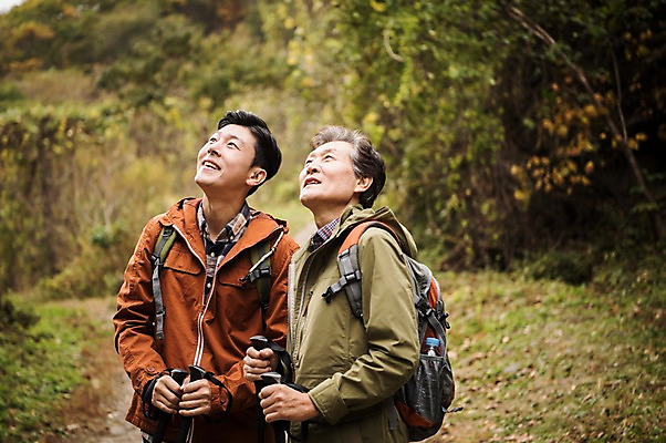 포토 JPG 주간 나무 응시 노년 남자 아들 여행 단풍 가족 산 서기 미소 상반신 성인 야외 두명 앞모습 옆모습 30대 등산 한국인 올려보기 가을 아빠 60대 등산복 산행 안동 부자지간 성인남자만 청량산 국내포토 자연요소 식물 시선 옷 계절 뷰포인트 잎 관계 모션 표정 사람 동양인 장년 트래킹 경상북도 남자만 성인만 파일형식