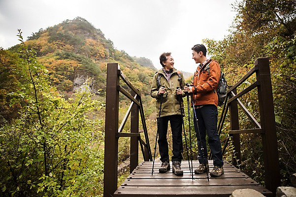 포토 JPG 주간 전신 나무 응시 노년 남자 아들 여행 단풍 가족 산 서기 미소 성인 야외 두명 앞모습 옆모습 30대 등산 한국인 가을 아빠 60대 등산복 산행 안동 부자지간 성인남자만 청량산 국내포토 자연요소 식물 시선 옷 계절 뷰포인트 잎 관계 모션 표정 사람 동양인 장년 트래킹 경상북도 남자만 성인만 파일형식