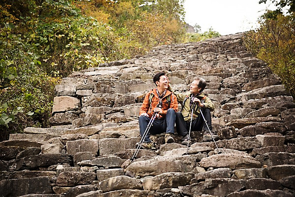 포토 JPG 주간 전신 나무 응시 노년 남자 아들 여행 단풍 가족 휴식 산 웃음 앉기 성인 야외 두명 앞모습 30대 계단 다정 등산 한국인 가을 아빠 60대 숲 등산복 산행 안동 부자지간 성인남자만 청량산 국내포토 자연요소 식물 시선 옷 계절 뷰포인트 컨셉 잎 관계 모션 표정 사람 동양인 장년 트래킹 경상북도 남자만 성인만 파일형식