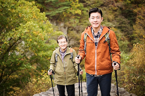 포토 JPG 주간 나무 노년 남자 아들 여행 단풍 가족 산 서기 미소 상반신 성인 야외 두명 앞모습 아웃포커스 30대 계단 등산 한국인 가을 아빠 60대 등산복 산행 안동 부자지간 성인남자만 청량산 국내포토 자연요소 식물 옷 계절 뷰포인트 잎 관계 모션 촬영기법 표정 사람 동양인 장년 트래킹 경상북도 남자만 성인만 파일형식