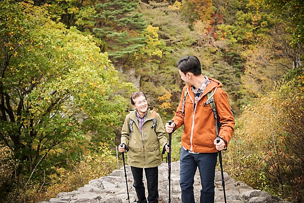 포토 JPG 주간 나무 응시 노년 남자 아들 여행 단풍 가족 산 서기 웃음 상반신 성인 야외 두명 앞모습 아웃포커스 30대 계단 등산 한국인 가을 아빠 60대 등산복 산행 안동 부자지간 성인남자만 청량산 국내포토 자연요소 식물 시선 옷 계절 뷰포인트 잎 관계 모션 촬영기법 표정 사람 동양인 장년 트래킹 경상북도 남자만 성인만 파일형식