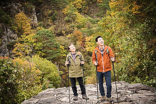포토 JPG 주간 전신 나무 응시 노년 남자 아들 여행 단풍 가족 산 서기 미소 성인 야외 두명 앞모습 아웃포커스 30대 계단 등산 한국인 올려보기 가을 아빠 60대 등산복 산행 안동 부자지간 성인남자만 청량산 국내포토 자연요소 식물 시선 옷 계절 뷰포인트 잎 관계 모션 촬영기법 표정 사람 동양인 장년 트래킹 경상북도 남자만 성인만 파일형식