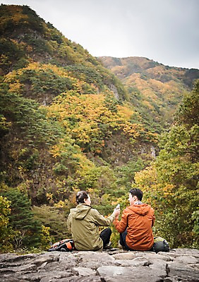 포토 JPG 주간 나무 응시 노년 남자 아들 여행 단풍 가족 산 앉기 상반신 성인 야외 두명 뒷모습 30대 다정 등산 한국인 가을 아빠 60대 등산복 산행 안동 부자지간 성인남자만 청량산 국내포토 자연요소 식물 시선 옷 계절 뷰포인트 컨셉 잎 관계 모션 사람 동양인 장년 트래킹 경상북도 남자만 성인만 파일형식 레저 인종 경상도 한국 아시아 나라