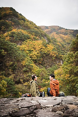 포토 JPG 주간 나무 응시 노년 남자 아들 여행 단풍 가족 산 미소 앉기 상반신 성인 야외 두명 옆모습 30대 마주보기 등산 한국인 가을 아빠 60대 등산복 산행 안동 부자지간 성인남자만 청량산 국내포토 자연요소 식물 시선 옷 계절 뷰포인트 잎 관계 모션 표정 사람 동양인 장년 트래킹 경상북도 남자만 성인만 파일형식 레저 인종 경상도 한국 아시아 나라