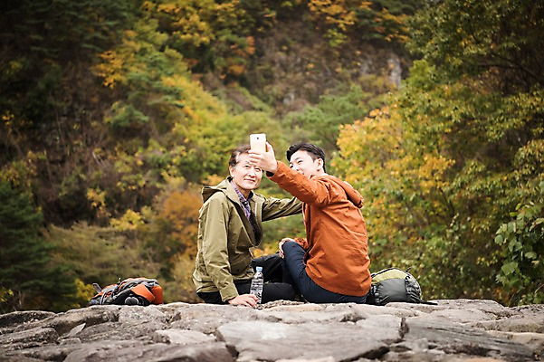 포토 JPG 주간 나무 응시 노년 남자 아들 여행 단풍 가족 산 미소 들기 상반신 성인 야외 두명 옆모습 아웃포커스 30대 스마트폰 등산 한국인 가을 아빠 60대 셀프카메라 등산복 산행 안동 부자지간 성인남자만 청량산 국내포토 자연요소 식물 시선 옷 계절 뷰포인트 잎 관계 모션 촬영기법 표정 사람 동양인 장년 핸드폰 스마트기기 사진촬영 트래킹 경상북도 남자만 성인만 파일형식