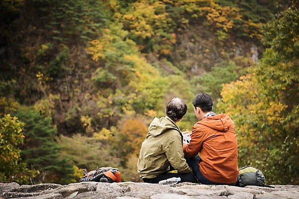 포토 JPG 주간 나무 노년 남자 아들 여행 단풍 가족 산 앉기 상반신 성인 야외 두명 뒷모습 30대 다정 등산 한국인 가을 아빠 60대 등산복 산행 안동 부자지간 성인남자만 청량산 국내포토 자연요소 식물 옷 계절 뷰포인트 컨셉 잎 관계 모션 사람 동양인 장년 트래킹 경상북도 남자만 성인만 파일형식