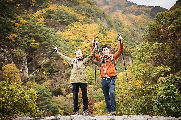 포토 JPG 주간 전신 나무 노년 남자 아들 여행 단풍 가족 산 서기 웃음 성인 야외 두명 앞모습 30대 등산 만세 한국인 가을 아빠 60대 등산복 산행 안동 부자지간 성인남자만 청량산 국내포토 자연요소 식물 옷 계절 뷰포인트 잎 관계 모션 표정 사람 동양인 장년 트래킹 경상북도 남자만 성인만 파일형식
