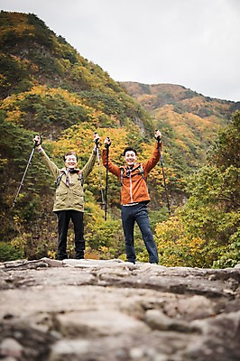포토 JPG 주간 전신 나무 노년 남자 아들 여행 단풍 가족 산 서기 웃음 성인 야외 두명 앞모습 30대 등산 만세 한국인 가을 아빠 60대 등산복 산행 안동 부자지간 성인남자만 청량산 국내포토 자연요소 식물 옷 계절 뷰포인트 잎 관계 모션 표정 사람 동양인 장년 트래킹 경상북도 남자만 성인만 파일형식
