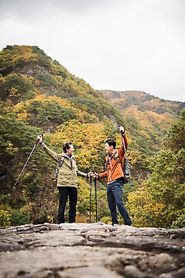 포토 JPG 주간 전신 나무 노년 남자 아들 여행 단풍 가족 산 서기 웃음 성인 야외 두명 앞모습 옆모습 30대 등산 만세 한국인 가을 아빠 60대 등산복 산행 안동 부자지간 성인남자만 청량산 국내포토 자연요소 식물 옷 계절 뷰포인트 잎 관계 모션 표정 사람 동양인 장년 트래킹 경상북도 남자만 성인만 파일형식