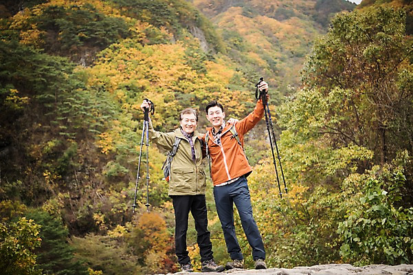 포토 JPG 주간 전신 나무 노년 남자 행복 아들 여행 단풍 가족 산 서기 미소 성인 야외 두명 앞모습 30대 다정 등산 만세 한국인 가을 아빠 60대 등산복 산행 안동 부자지간 성인남자만 청량산 국내포토 자연요소 식물 옷 계절 감정 뷰포인트 컨셉 잎 관계 모션 표정 사람 동양인 장년 트래킹 경상북도 남자만 성인만 파일형식