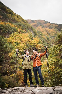 포토 JPG 주간 전신 나무 응시 노년 남자 행복 아들 여행 단풍 가족 산 서기 웃음 성인 야외 두명 앞모습 30대 다정 등산 만세 한국인 가을 아빠 60대 등산복 산행 안동 부자지간 성인남자만 청량산 국내포토 자연요소 식물 시선 옷 계절 감정 뷰포인트 컨셉 잎 관계 모션 표정 사람 동양인 장년 트래킹 경상북도 남자만 성인만 파일형식