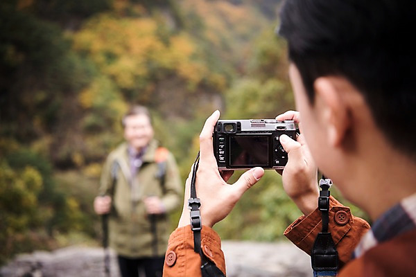 포토 JPG 주간 나무 노년 남자 아들 여행 단풍 가족 산 서기 들기 상반신 성인 야외 두명 앞모습 뒷모습 아웃포커스 30대 카메라 사진촬영 등산 한국인 가을 아빠 60대 등산복 산행 안동 부자지간 성인남자만 청량산 국내포토 자연요소 식물 옷 계절 뷰포인트 잎 관계 모션 촬영기법 사람 동양인 장년 전자제품 촬영 트래킹 경상북도 남자만 성인만 파일형식