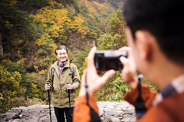 포토 JPG 주간 나무 노년 남자 아들 여행 단풍 가족 산 서기 미소 들기 상반신 성인 야외 두명 앞모습 뒷모습 아웃포커스 30대 카메라 사진촬영 등산 한국인 가을 아빠 60대 등산복 산행 안동 부자지간 성인남자만 청량산 국내포토 자연요소 식물 옷 계절 뷰포인트 잎 관계 모션 촬영기법 표정 사람 동양인 장년 전자제품 촬영 트래킹 경상북도 남자만 성인만 파일형식