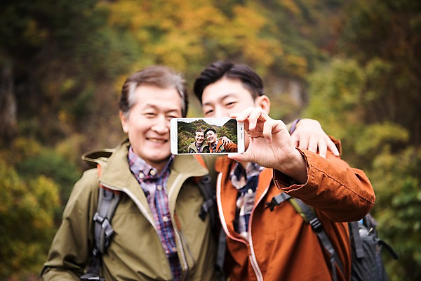 포토 JPG 주간 나무 노년 남자 아들 여행 단풍 가족 산 서기 웃음 들기 상반신 성인 야외 두명 앞모습 아웃포커스 30대 스마트폰 등산 한국인 가을 아빠 60대 셀프카메라 등산복 즐거움 산행 안동 부자지간 성인남자만 청량산 국내포토 자연요소 식물 옷 계절 감정 뷰포인트 잎 관계 모션 촬영기법 표정 사람 동양인 장년 핸드폰 스마트기기 사진촬영 트래킹 경상북도 남자만 성인만 파일형식