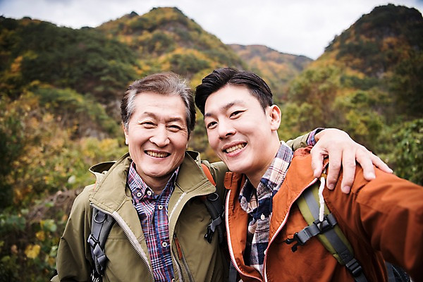 포토 JPG 주간 나무 노년 남자 아들 여행 단풍 가족 어깨동무 산 서기 웃음 상반신 성인 야외 두명 앞모습 아웃포커스 30대 등산 한국인 가을 아빠 60대 등산복 산행 안동 부자지간 성인남자만 청량산 국내포토 자연요소 식물 옷 계절 뷰포인트 포즈 잎 관계 모션 촬영기법 표정 사람 동양인 장년 트래킹 경상북도 남자만 성인만 파일형식