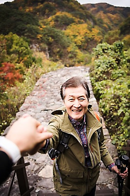 포토 JPG 주간 나무 손 노년 남자 아들 여행 단풍 가족 산 서기 웃음 상반신 성인 야외 두명 앞모습 아웃포커스 신체부위 30대 손잡기 등산 한국인 가을 아빠 60대 등산복 산행 안동 부자지간 성인남자만 청량산 국내포토 자연요소 식물 옷 계절 뷰포인트 잎 관계 모션 촬영기법 표정 사람 동양인 장년 트래킹 경상북도 남자만 성인만 파일형식