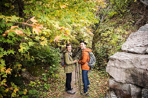 포토 JPG 주간 전신 나무 노년 남자 아들 여행 단풍 가족 산 서기 미소 성인 야외 두명 옆모습 30대 등산 한국인 올려보기 가을 바위 아빠 60대 등산복 산행 안동 부자지간 성인남자만 청량산 국내포토 자연요소 식물 옷 계절 뷰포인트 잎 관계 모션 표정 사람 동양인 장년 트래킹 돌_바위 경상북도 남자만 성인만 파일형식