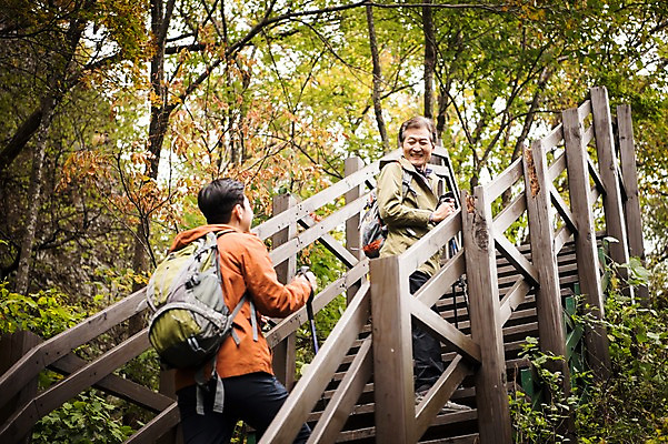 포토 JPG 주간 나무 응시 노년 남자 아들 여행 단풍 가족 산 웃음 상반신 성인 야외 두명 옆모습 뒷모습 30대 계단 등산 한국인 가을 뒤돌아보기 아빠 60대 등산복 오르기 산행 안동 부자지간 성인남자만 청량산 국내포토 자연요소 식물 시선 옷 계절 뷰포인트 잎 관계 모션 표정 사람 동양인 장년 트래킹 경상북도 남자만 성인만 파일형식