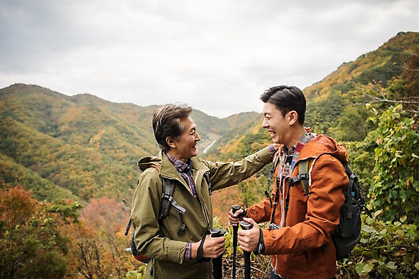 포토 JPG 주간 나무 응시 노년 남자 아들 여행 단풍 가족 산 서기 웃음 상반신 성인 야외 두명 옆모습 아웃포커스 30대 마주보기 등산 한국인 가을 아빠 60대 등산복 산행 안동 부자지간 성인남자만 어깨에손 청량산 국내포토 자연요소 식물 시선 옷 계절 뷰포인트 잎 관계 모션 촬영기법 표정 사람 동양인 장년 트래킹 경상북도 남자만 성인만 파일형식