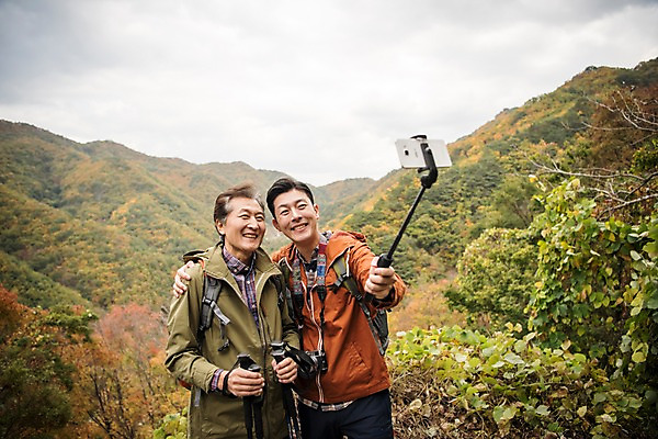 포토 JPG 주간 나무 응시 노년 남자 아들 여행 단풍 가족 산 서기 웃음 들기 상반신 성인 야외 두명 앞모습 아웃포커스 30대 스마트폰 등산 한국인 가을 아빠 60대 셀프카메라 등산복 즐거움 산행 안동 부자지간 성인남자만 청량산 국내포토 자연요소 식물 시선 옷 계절 감정 뷰포인트 잎 관계 모션 촬영기법 표정 사람 동양인 장년 핸드폰 스마트기기 사진촬영 트래킹 경상북도 남자만 성인만 파일형식