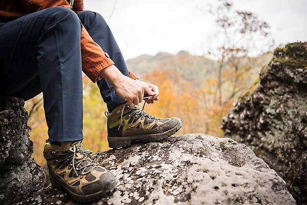 포토 JPG 주간 나무 손 남자 산 한명 성인 야외 신체부위 30대 등산 한국인 하반신 가을 다리 등산복 산행 신발끈묶기 안동 성인남자한명만 청량산 국내포토 자연요소 식물 1 옷 계절 사람 동양인 장년 트래킹 경상북도 묶기 신발끈 남자한명만 성인남자만 파일형식
