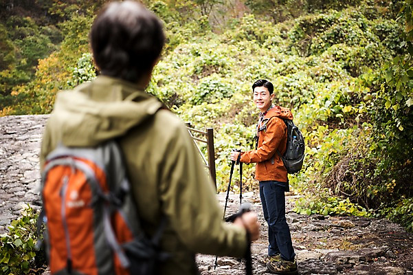 포토 JPG 주간 전신 나무 노년 남자 아들 여행 단풍 가족 산 서기 상반신 성인 야외 두명 옆모습 뒷모습 아웃포커스 30대 등산 한국인 가을 뒤돌아보기 아빠 60대 등산복 산행 안동 부자지간 성인남자만 청량산 국내포토 자연요소 식물 옷 계절 뷰포인트 잎 관계 모션 촬영기법 사람 동양인 장년 트래킹 경상북도 남자만 성인만 파일형식