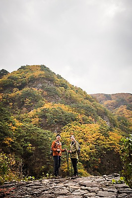 포토 JPG 주간 전신 나무 노년 남자 아들 여행 단풍 가족 산 서기 미소 성인 야외 두명 옆모습 30대 등산 한국인 가을 아빠 60대 등산복 산행 안동 부자지간 성인남자만 청량산 국내포토 자연요소 식물 옷 계절 뷰포인트 잎 관계 모션 표정 사람 동양인 장년 트래킹 경상북도 남자만 성인만 파일형식