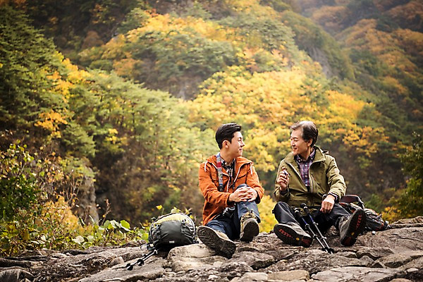 포토 JPG 주간 전신 나무 응시 노년 남자 아들 여행 단풍 가족 휴식 산 미소 앉기 성인 야외 두명 앞모습 30대 다정 등산 한국인 가을 아빠 60대 숲 등산복 산행 안동 부자지간 성인남자만 청량산 국내포토 자연요소 식물 시선 옷 계절 뷰포인트 컨셉 잎 관계 모션 표정 사람 동양인 장년 트래킹 경상북도 남자만 성인만 파일형식