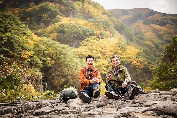 포토 JPG 주간 전신 나무 노년 남자 아들 여행 단풍 가족 휴식 산 미소 앉기 성인 야외 두명 앞모습 아웃포커스 30대 다정 등산 한국인 가을 아빠 60대 숲 등산복 산행 안동 부자지간 성인남자만 청량산 국내포토 자연요소 식물 옷 계절 뷰포인트 컨셉 잎 관계 모션 촬영기법 표정 사람 동양인 장년 트래킹 경상북도 남자만 성인만 파일형식