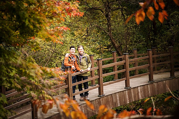 포토 JPG 주간 전신 나무 노년 남자 아들 여유 여행 단풍 가족 산 서기 미소 성인 야외 두명 앞모습 아웃포커스 30대 등산 한국인 가을 아빠 60대 등산복 산행 안동 가교 부자지간 성인남자만 청량산 국내포토 자연요소 식물 건축물 옷 계절 감정 뷰포인트 잎 관계 모션 촬영기법 표정 사람 동양인 장년 트래킹 경상북도 남자만 성인만 파일형식