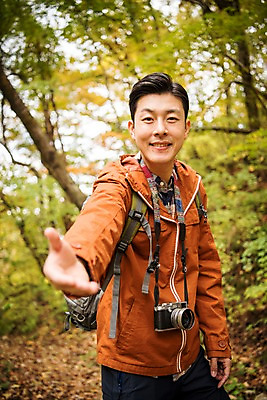포토 JPG 주간 나무 손 남자 여행 단풍 산 한명 서기 미소 상반신 성인 야외 앞모습 아웃포커스 30대 카메라 등산 한국인 가을 손내밀기 등산복 산행 안동 성인남자한명만 청량산 국내포토 자연요소 식물 1 옷 계절 뷰포인트 잎 모션 촬영기법 표정 사람 동양인 손짓 신체부위 장년 전자제품 트래킹 경상북도 남자한명만 성인남자만 파일형식
