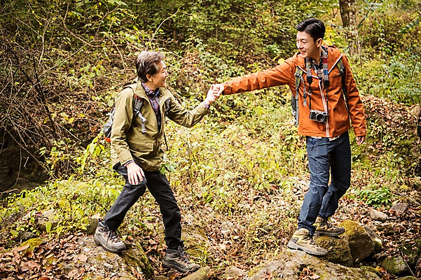 포토 JPG 주간 전신 나무 응시 노년 남자 아들 여행 단풍 가족 산 서기 미소 성인 야외 두명 앞모습 옆모습 30대 손잡기 등산 한국인 가을 아빠 60대 숲속 등산복 산행 안동 부자지간 성인남자만 청량산 국내포토 자연요소 식물 시선 옷 계절 뷰포인트 잎 관계 모션 표정 사람 동양인 장년 트래킹 숲 경상북도 남자만 성인만 파일형식