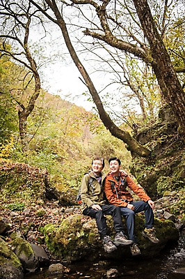 포토 JPG 주간 전신 나무 응시 노년 남자 아들 여행 단풍 가족 휴식 산 웃음 앉기 성인 야외 두명 앞모습 30대 계곡 다정 등산 한국인 올려보기 가을 바위 아빠 60대 숲 등산복 산행 안동 부자지간 성인남자만 청량산 국내포토 자연요소 식물 시선 옷 계절 뷰포인트 컨셉 잎 관계 모션 표정 사람 동양인 장년 트래킹 돌_바위 경상북도 남자만 성인만 파일형식