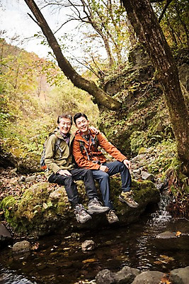 포토 JPG 주간 전신 나무 노년 남자 아들 여행 단풍 가족 휴식 산 웃음 앉기 성인 야외 두명 앞모습 30대 계곡 다정 등산 한국인 가을 바위 아빠 60대 숲 등산복 산행 안동 부자지간 성인남자만 어깨에손 청량산 국내포토 자연요소 식물 옷 계절 뷰포인트 컨셉 잎 관계 모션 표정 사람 동양인 장년 트래킹 돌_바위 경상북도 남자만 성인만 파일형식