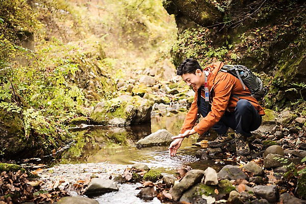 포토 JPG 주간 전신 나무 응시 남자 여행 단풍 산 한명 웃음 앉기 성인 야외 옆모습 30대 계곡 등산 한국인 가을 등산복 산행 손씻기 안동 성인남자한명만 청량산 국내포토 자연요소 식물 1 시선 옷 계절 뷰포인트 잎 모션 표정 사람 동양인 장년 트래킹 씻기 경상북도 남자한명만 성인남자만 파일형식