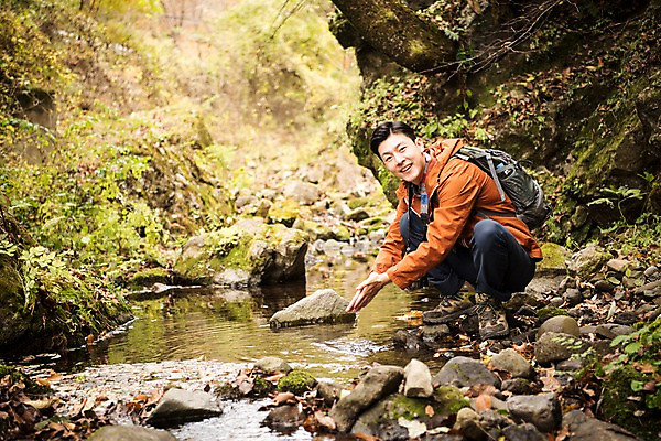 포토 JPG 주간 전신 나무 남자 여행 단풍 산 한명 웃음 앉기 성인 야외 옆모습 아웃포커스 30대 계곡 등산 한국인 가을 등산복 산행 손씻기 안동 성인남자한명만 청량산 국내포토 자연요소 식물 1 옷 계절 뷰포인트 잎 모션 촬영기법 표정 사람 동양인 장년 트래킹 씻기 경상북도 남자한명만 성인남자만 파일형식