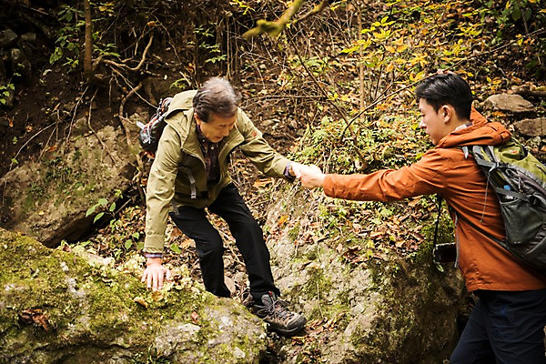 포토 JPG 주간 전신 나무 응시 노년 남자 아들 여행 단풍 가족 산 서기 상반신 성인 야외 두명 앞모습 옆모습 30대 손잡기 등산 한국인 가을 바위 도움 아빠 60대 숲속 등산복 산행 안동 부자지간 성인남자만 청량산 국내포토 자연요소 식물 시선 옷 계절 뷰포인트 컨셉 잎 관계 모션 사람 동양인 장년 트래킹 돌_바위 숲 경상북도 남자만 성인만 파일형식