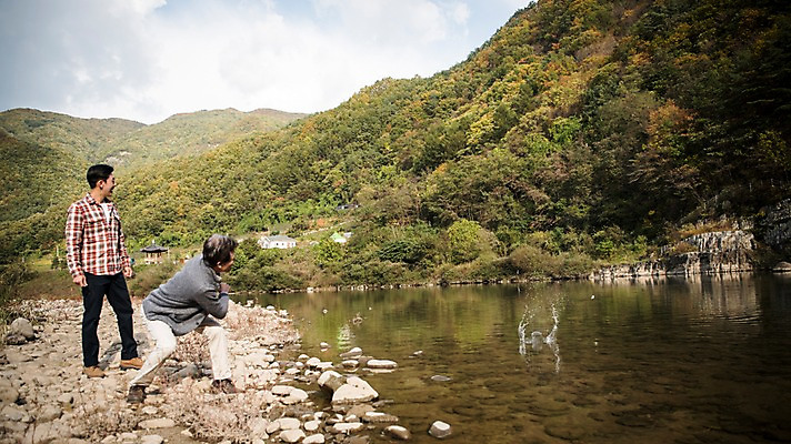 포토 JPG 주간 전신 응시 노년 남자 아들 여유 여행 가족 서기 성인 야외 두명 옆모습 30대 강 한국인 가을 아빠 60대 즐거움 낙동강 물수제비 안동 부자지간 성인남자만 국내포토 자연요소 시선 계절 감정 뷰포인트 관계 모션 사람 동양인 장년 경상북도 남자만 성인만 파일형식 구미