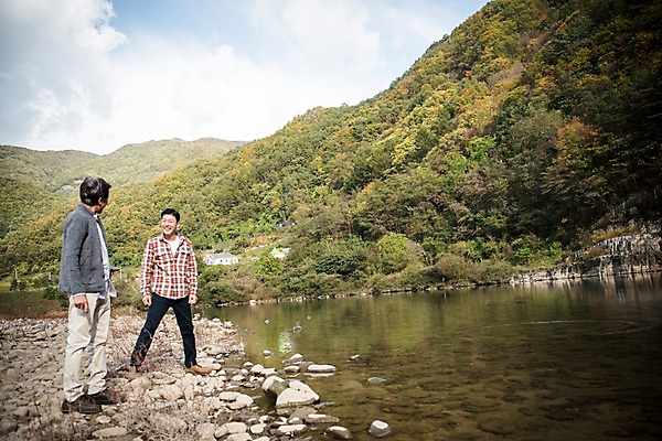 포토 JPG 주간 전신 노년 남자 아들 여유 여행 가족 서기 웃음 성인 야외 두명 앞모습 옆모습 30대 강 한국인 가을 아빠 60대 낙동강 안동 부자지간 성인남자만 국내포토 자연요소 계절 감정 뷰포인트 관계 모션 표정 사람 동양인 장년 경상북도 남자만 성인만 파일형식 구미