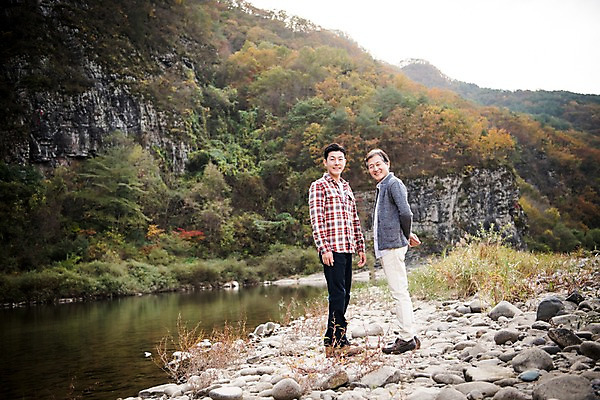 포토 JPG 주간 전신 노년 남자 아들 여행 가족 서기 미소 성인 야외 두명 옆모습 아웃포커스 30대 강 다정 한국인 가을 바위 아빠 60대 낙동강 안동 부자지간 성인남자만 국내포토 자연요소 계절 뷰포인트 컨셉 관계 모션 촬영기법 표정 사람 동양인 장년 경상북도 남자만 성인만 파일형식 구미