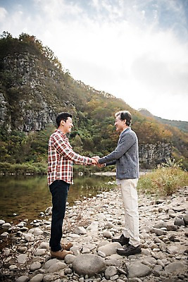 포토 JPG 주간 전신 응시 노년 남자 행복 아들 여행 가족 서기 미소 성인 야외 두명 옆모습 30대 강 마주보기 손잡기 다정 한국인 가을 아빠 60대 낙동강 안동 부자지간 성인남자만 국내포토 자연요소 시선 계절 감정 뷰포인트 컨셉 관계 모션 표정 사람 동양인 장년 경상북도 남자만 성인만 파일형식 구미