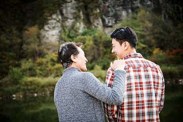 포토 JPG 주간 응시 노년 남자 아들 여행 가족 서기 미소 상반신 성인 야외 두명 뒷모습 아웃포커스 30대 강 한국인 가을 아빠 60대 낙동강 안동 부자지간 성인남자만 어깨에손 국내포토 자연요소 시선 계절 뷰포인트 관계 모션 촬영기법 표정 사람 동양인 장년 경상북도 남자만 성인만 파일형식 구미