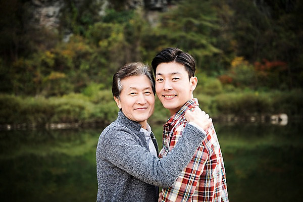 포토 JPG 주간 노년 남자 아들 여행 가족 안기 서기 미소 상반신 성인 야외 두명 옆모습 아웃포커스 30대 강 다정 한국인 가을 아빠 60대 낙동강 안동 부자지간 성인남자만 국내포토 자연요소 계절 뷰포인트 컨셉 관계 모션 촬영기법 표정 사람 동양인 장년 경상북도 남자만 성인만 파일형식 구미