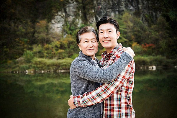 포토 JPG 주간 노년 남자 아들 여행 가족 안기 서기 미소 상반신 성인 야외 두명 옆모습 아웃포커스 30대 강 다정 한국인 가을 아빠 60대 낙동강 안동 부자지간 성인남자만 국내포토 자연요소 계절 뷰포인트 컨셉 관계 모션 촬영기법 표정 사람 동양인 장년 경상북도 남자만 성인만 파일형식 구미