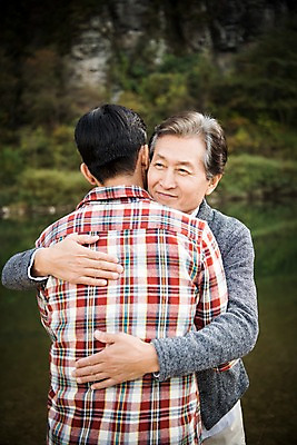 포토 JPG 주간 노년 남자 행복 아들 여행 가족 안기 서기 미소 상반신 성인 야외 두명 앞모습 뒷모습 아웃포커스 30대 강 다정 한국인 가을 아빠 60대 낙동강 안동 부자지간 성인남자만 국내포토 자연요소 계절 감정 뷰포인트 컨셉 관계 모션 촬영기법 표정 사람 동양인 장년 경상북도 남자만 성인만 파일형식 구미
